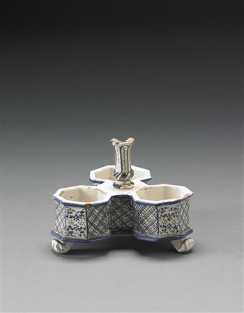 Oliera da tavola in maiolica composta da tre contenitori di forma ottagonale...