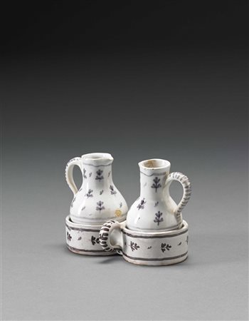 Oliera da tavola in maiolica completa di ampolle con decoro a piccoli fiori...