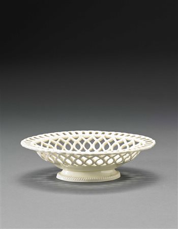 Cestino ovale traforato in terraglia color crema decorato alla base con...