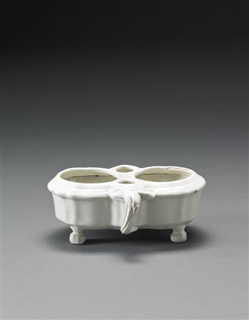 Servizio da scrittoio in maiolica bianca con corpo sagomato e costolato...