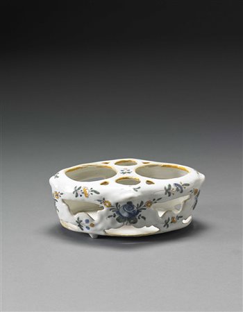 Servizio da scrittoio in maiolica policroma con corpo traforato e decorato a...