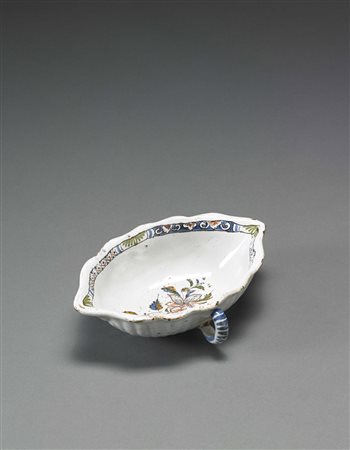 Salsiera in maiolica policroma con corpo ovale allungato e baccellato; bordo...