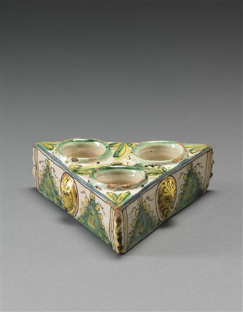 Calamaio triangolare in maiolica a tre vaschette tonde. Decorazione in verde...