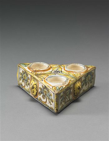 Calamaio porta inchiostro triangolare in maiolica a tre vaschette tonde....
