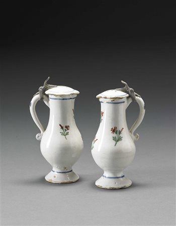 Oliera da tavola in maiolica con decoro policromo a piccoli fiori sparsi....