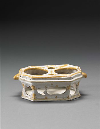 Servizio da scrittoio in maiolica decorata in giallo ocra e corpo traforato....