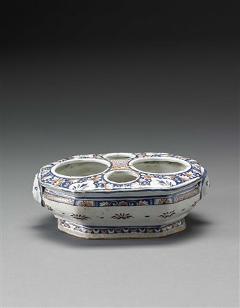 Servizio da scrittoio in maiolica decorata in blu e rosso a lambrequins e...