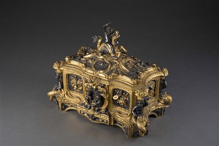 Scatola portagioie in bronzo dorato e argentato, coperchio con presa a tutto...