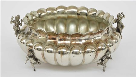 Centrotavola in argento a corpo costolato decorato con figure mitologiche a...