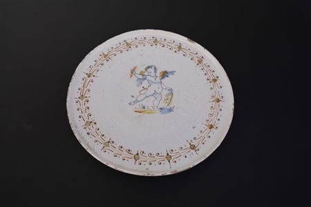 Alzata in maiolica a decorazione compendiaria con cupido al centro. Deruta...