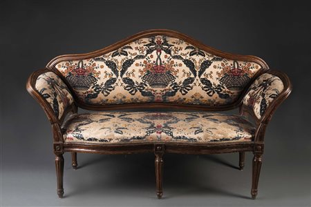 Divano in legno tinto di forma mossa con braccioli e schienale sagomati e...