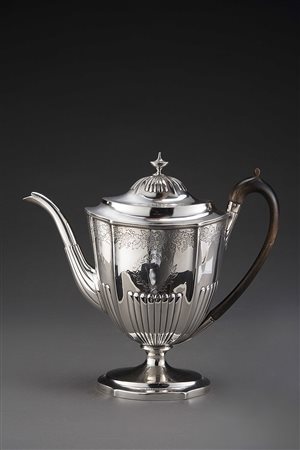 Caffettiera in argento con corpo e coperchio costolato, base sagomata, manico...