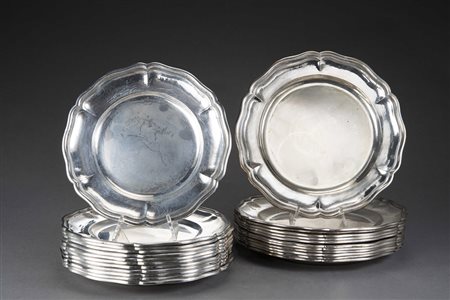 Lotto composto da ventiquattro piatti in argento di diversa misura. Punzoni...