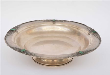 Alzata in argento con profilo decorato da cabochon in malachite e cesellato a...