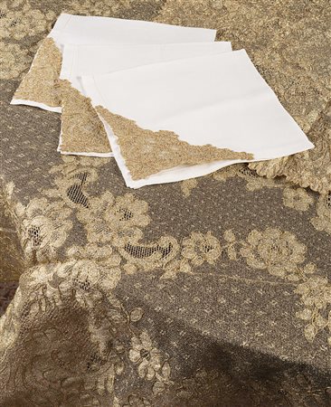 Corredo da tavola composto da tovaglia rotonda in pizzo dorato di Alencon...