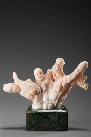 Gruppo in corallo raffigurante tre personaggi orientali ed un pesce, su base...