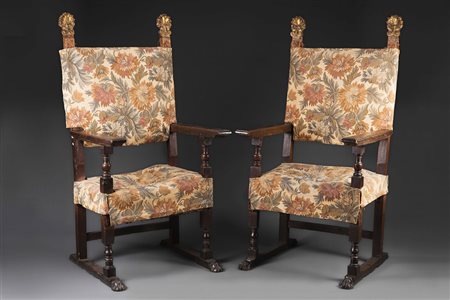 Coppia di poltrone con puntali in legno intagliato e dorato a volute...