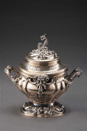 Zuccheriera biansata con coperchio in argento, corpo di forma bombata...