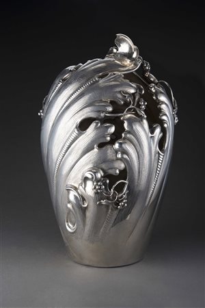 Vaso in argento cesellato, inciso e traforato a volute fogliate. Decorazione...