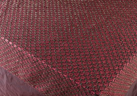 Tovaglia in seta color bordeaux ricamata a motivo geometrico con perline,...