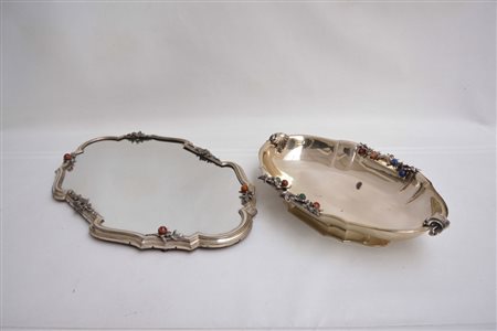 Centrotavola in argento di forma sagomata, bordi decorati da applicazioni in...