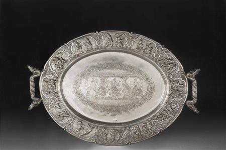 Vassoio ovale in argento stampato, sbalzato e cesellato di forma ottagonale...