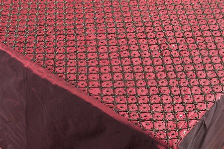 Tovaglia in seta bordeaux ricamata a motivo geometrico con perline,...