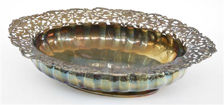 Centrotavola in argento di forma sagomata con bordo traforato inciso a...