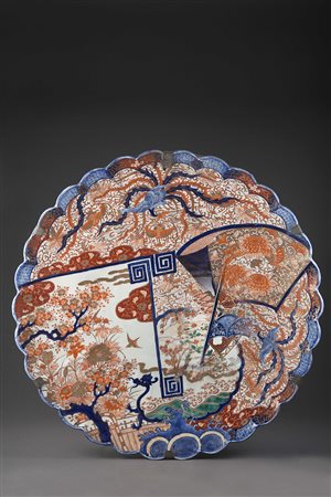 Grande piatto in porcellana decorata nei toni rosso, blu e dorato in stile...