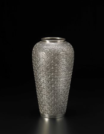 Vaso in argento stampato, sbalzato e cesellato di forma affusolata, con...