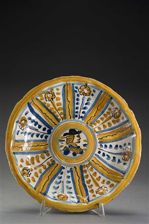 Crespina in maiolica su alto piede , con decorazione a settori con motivi...