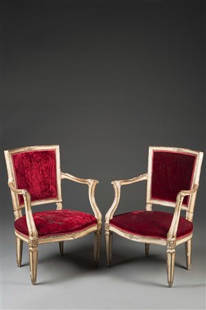 Coppia di poltrone in legno laccato e intagliato con profilo dorato,...