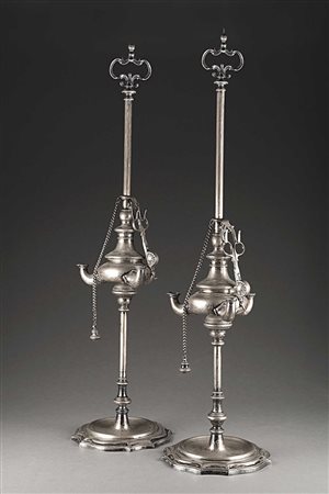 Coppia di lampade fiorentine in argento a corpo liscio su base cicolare...