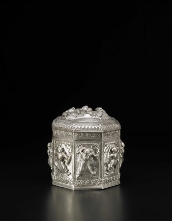 Scatola con coperchio in argento stampato, sbalzato e cesellato di forma...