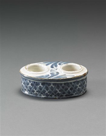 Calamaio ovale in maiolica con due vaschette portainchiostro tonde ,...