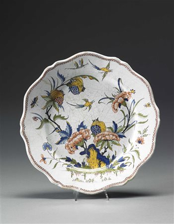 Piatto tondo a bordo mistilineo in maiolica policroma decorata all'orientale...