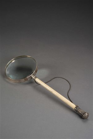 Lente di ingrandimento con manico in avorio liscio e pomello in argento...