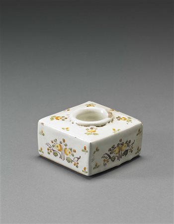 Calamaio quadrato in maiolica ad una vaschetta tonda. Decorazione a fiori...