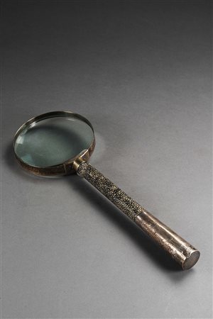 Lente di ingrandimento con manico in galuchat e presa in argento cesellato a...