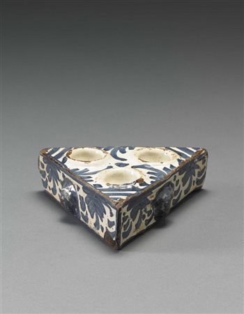 Calamaio triangolare in maiolica a tre vaschette portainchiostro tonde....