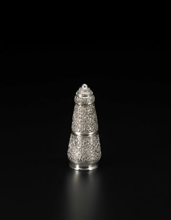 Piccola scatola in argento cesellato con motivi floreali Cambogia, prima metà...