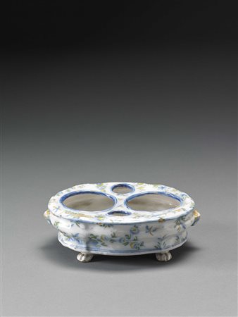 Servizio da scrittoio in maiolica policroma con corpo sagomato e costolato....