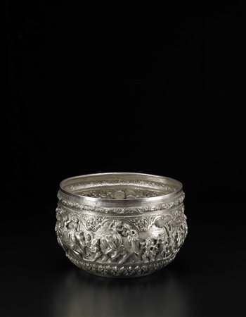 Ciotola in argento stampato, sbalzato e cesellato, decorata con varie figure...