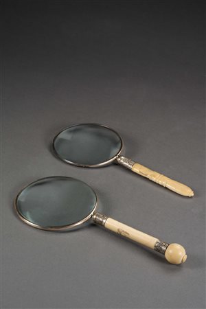 Lotto di due lenti di ingrandimento con manici in avorio: ghiere e montature...