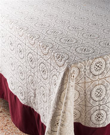 Tovaglia in pizzo macramè e bordo in velluto bordeaux (cm 350x230) (difetti)...