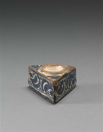 Calamaio triangolare in maiolica ad una vaschetta tonda. Decorazione in...