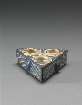 Calamaio triangolare in maiolica a tre vaschette tonde. Decorazione in...
