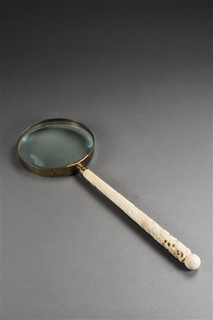 Arte giapponese. Lente di ingrandimento con manico in avorio scolpito a...