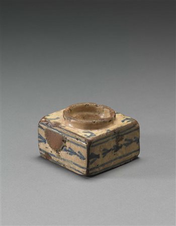 Calamaio quadrato in maiolica ad una vaschetta tonda. Spagna sec XVIII (cm...