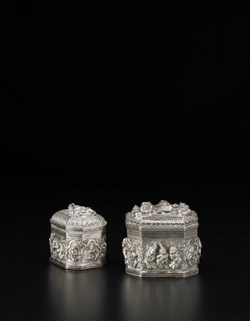 Due piccole scatole con coperchio in argento stampato, sbalzato e cesellato...